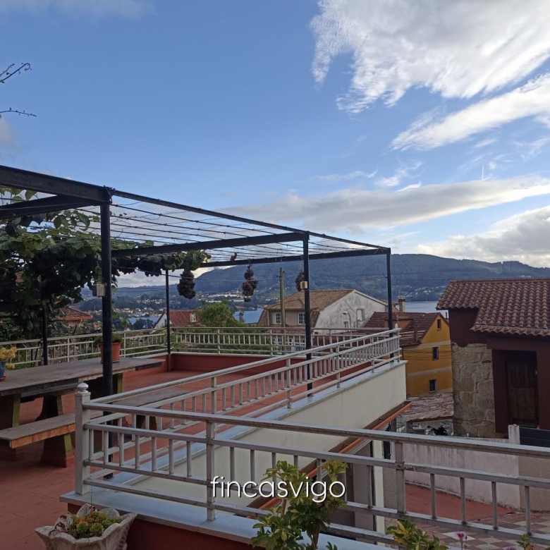 Casa con 3 viviendas en Redondela. Con entradas independientes.