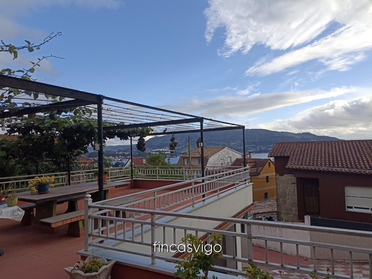 177971089214700044909_177971056143 Casa con 3 viviendas en Redondela. Con entradas independientes.