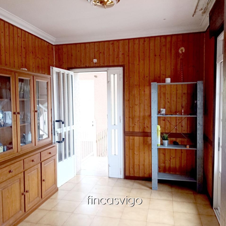 Casa con 3 viviendas en Redondela. Con entradas independientes.