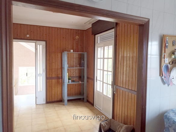 Casa con 3 viviendas en Redondela. Con entradas independientes.