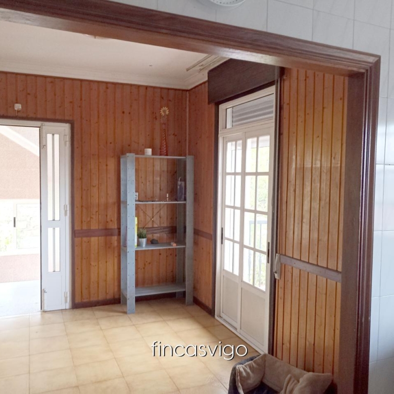 Casa con 3 viviendas en Redondela. Con entradas independientes.