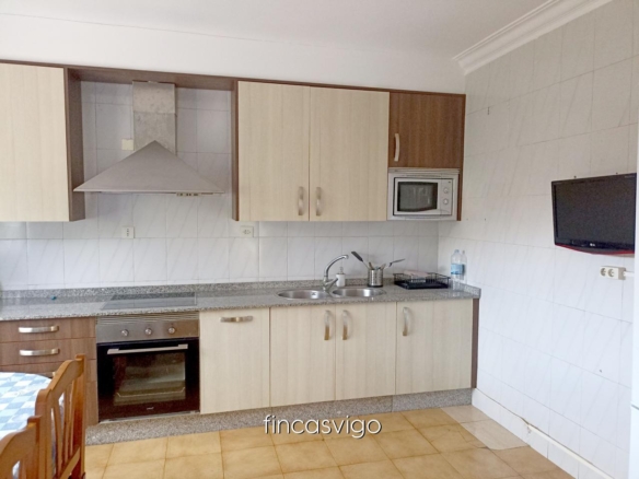 Casa con 3 viviendas en Redondela. Con entradas independientes.