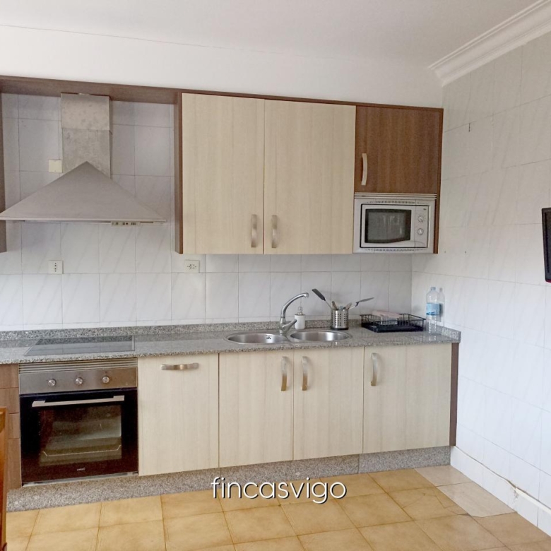 Casa con 3 viviendas en Redondela. Con entradas independientes.
