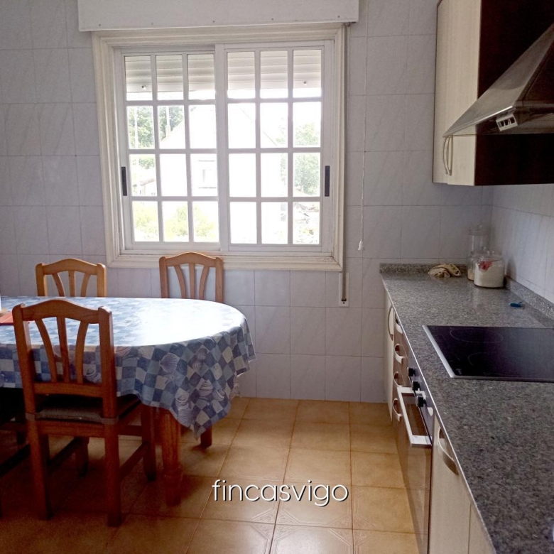 Casa con 3 viviendas en Redondela. Con entradas independientes.
