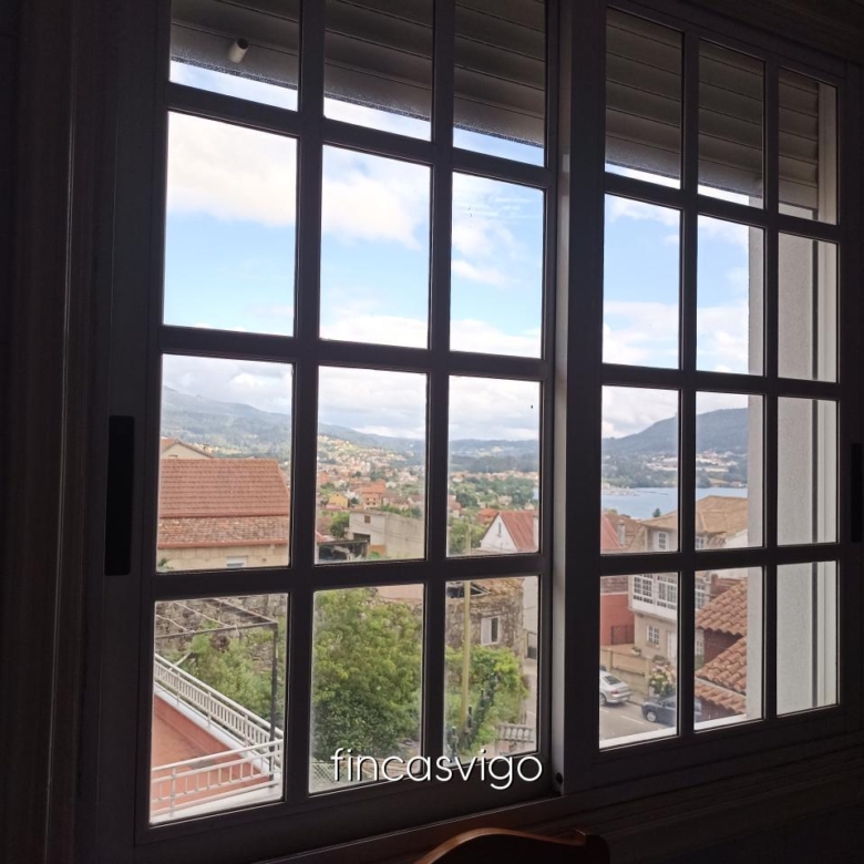 Casa con 3 viviendas en Redondela. Con entradas independientes.