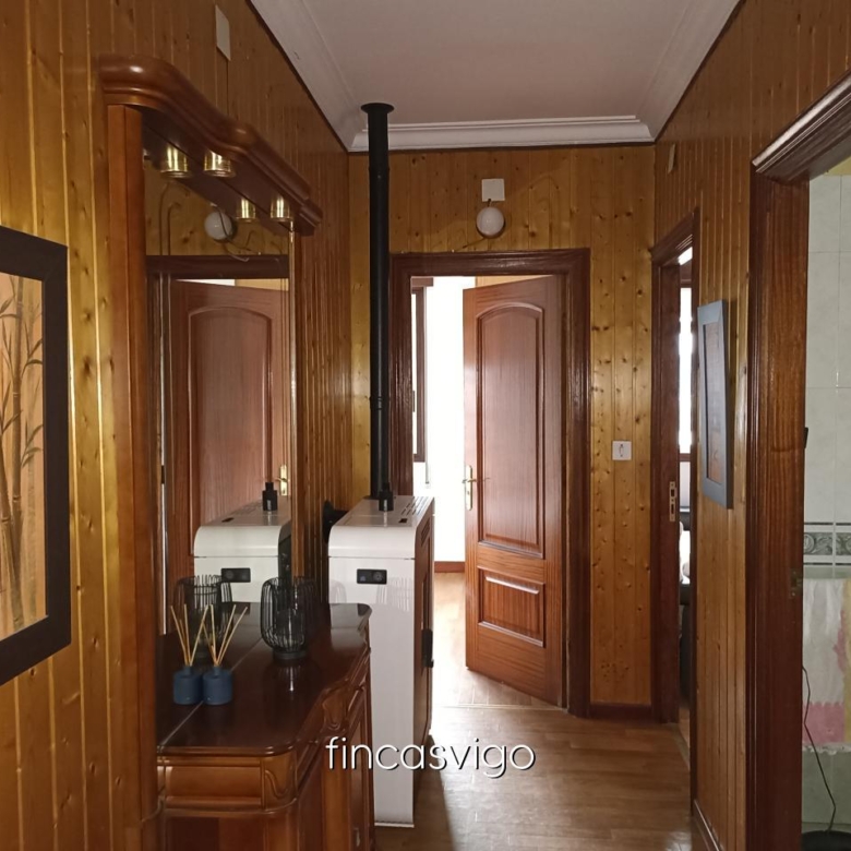 Casa con 3 viviendas en Redondela. Con entradas independientes.