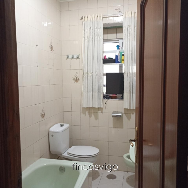 Casa con 3 viviendas en Redondela. Con entradas independientes.
