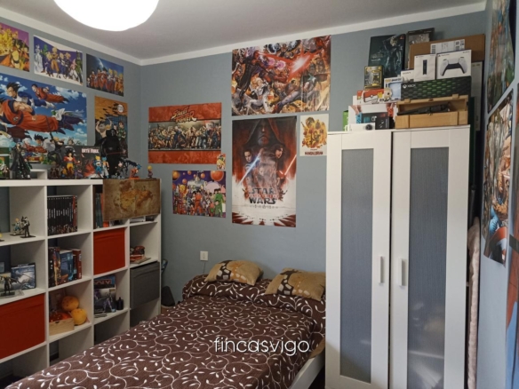 Casa con 3 viviendas en Redondela. Con entradas independientes.