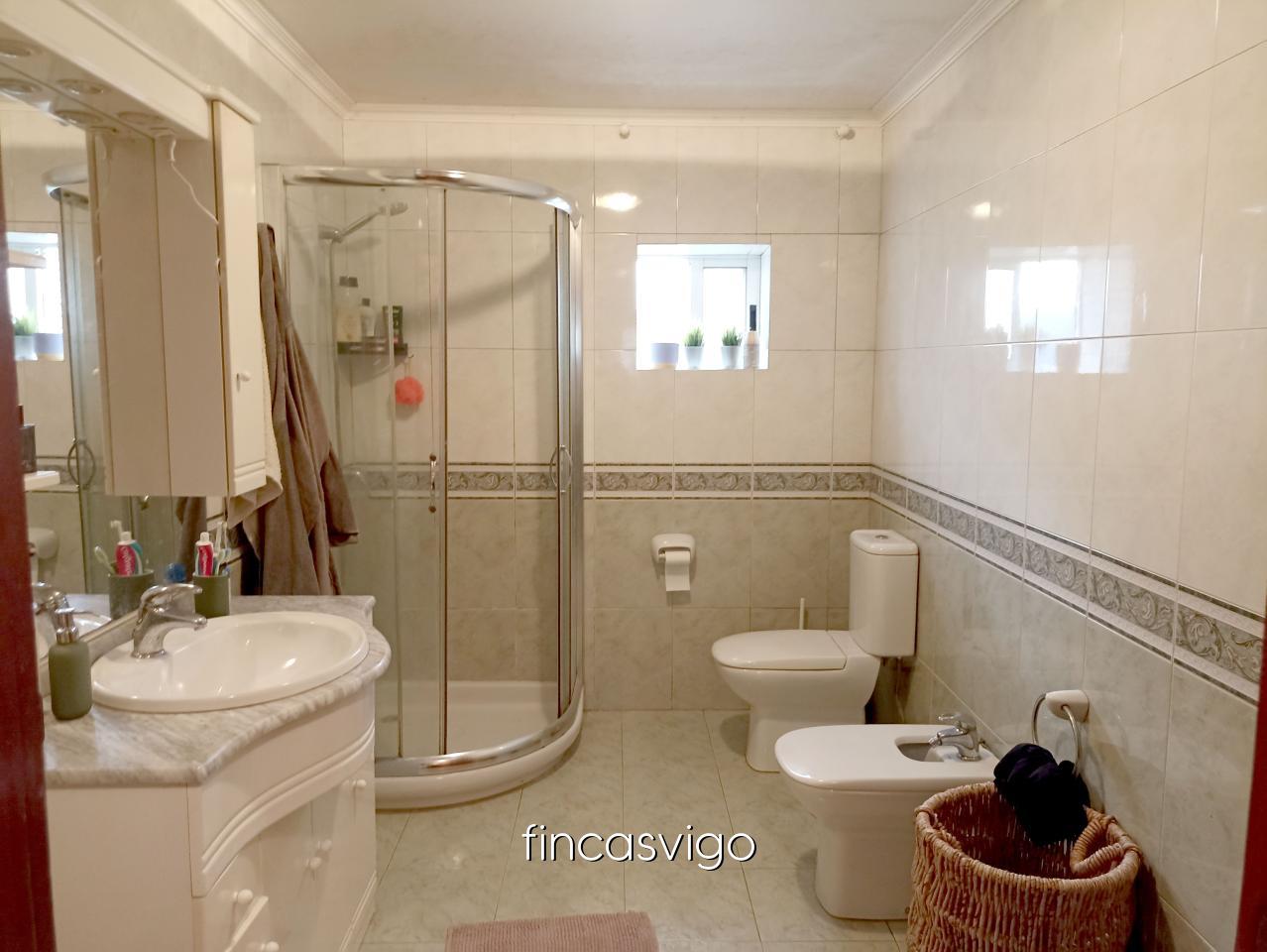 177971089845600044909_177971056280 Casa con 3 viviendas en Redondela. Con entradas independientes.