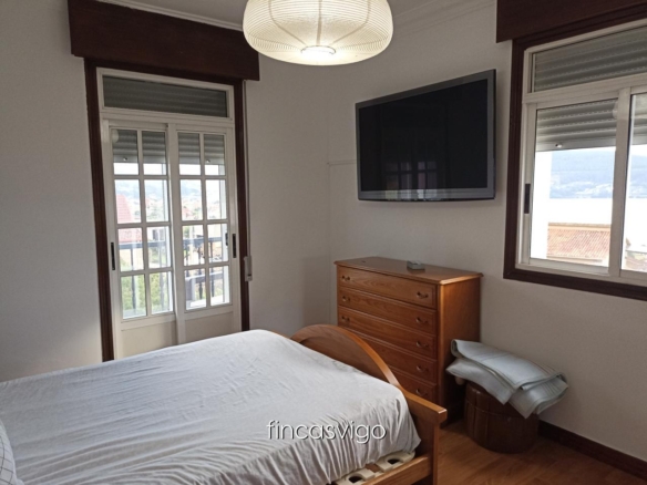 Casa con 3 viviendas en Redondela. Con entradas independientes.