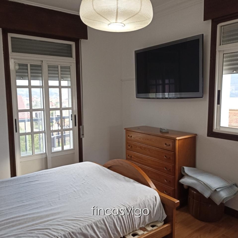 Casa con 3 viviendas en Redondela. Con entradas independientes.