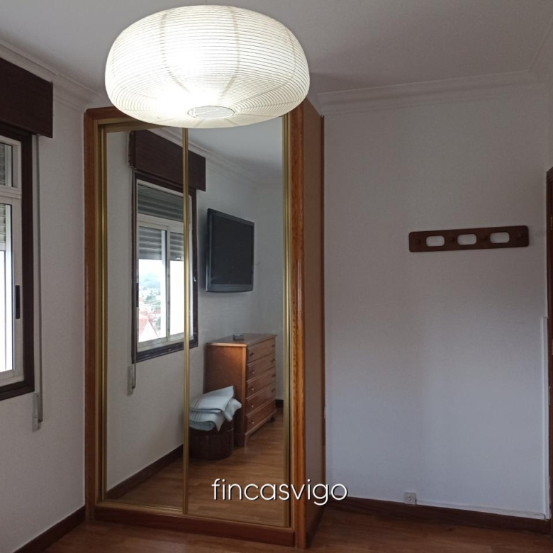 Casa con 3 viviendas en Redondela. Con entradas independientes.