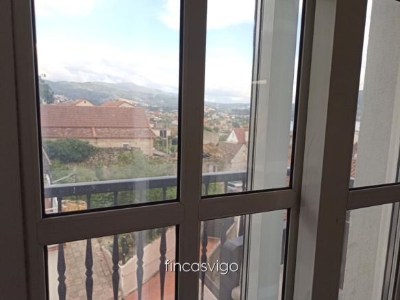 Casa con 3 viviendas en Redondela. Con entradas independientes.