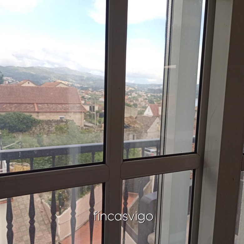 Casa con 3 viviendas en Redondela. Con entradas independientes.