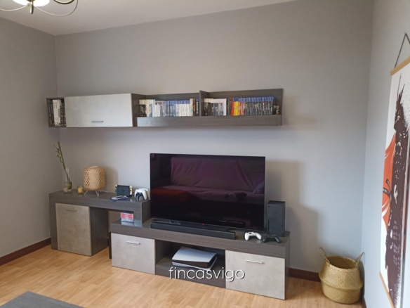 Casa con 3 viviendas en Redondela. Con entradas independientes.