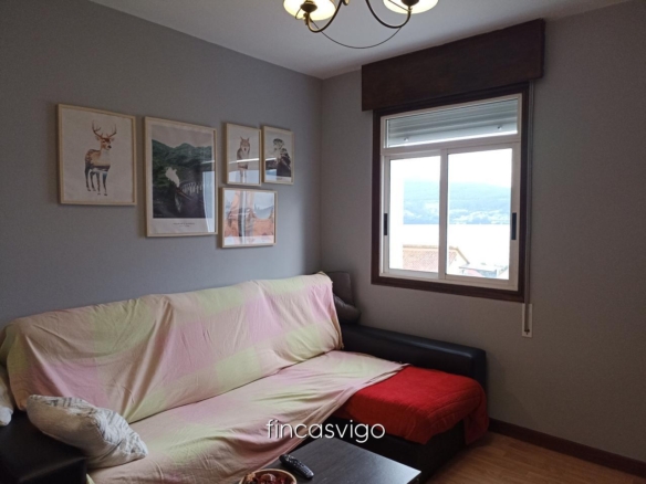 Casa con 3 viviendas en Redondela. Con entradas independientes.