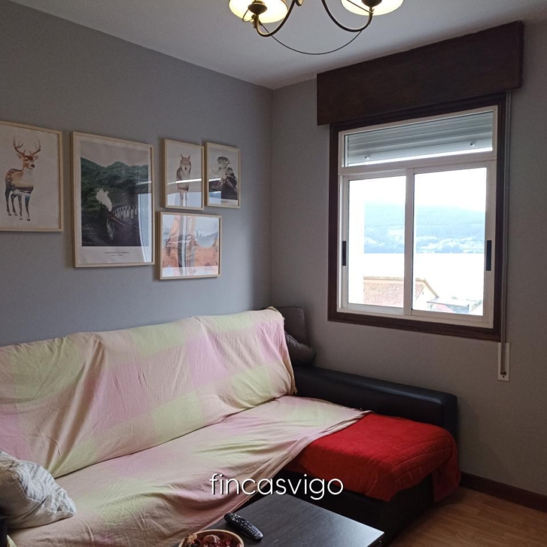 Casa con 3 viviendas en Redondela. Con entradas independientes.