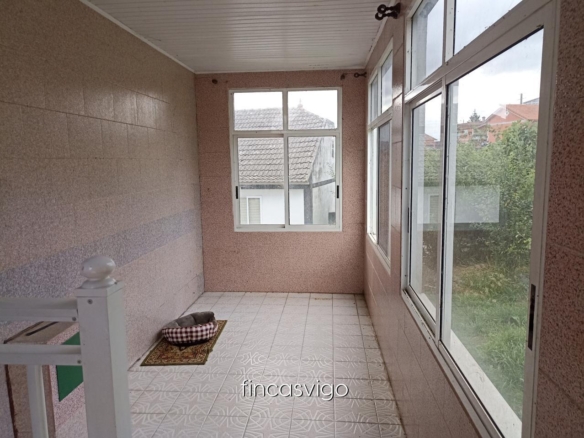 Casa con 3 viviendas en Redondela. Con entradas independientes.