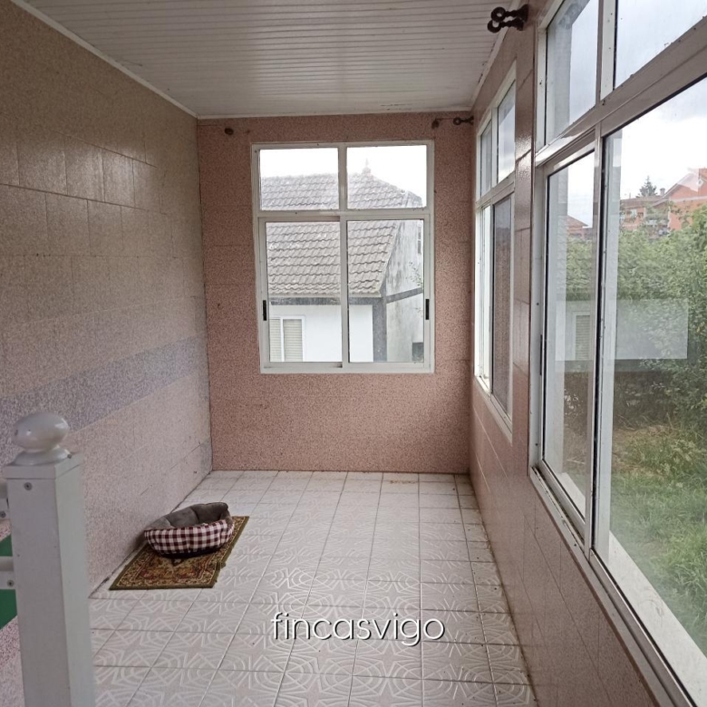 Casa con 3 viviendas en Redondela. Con entradas independientes.