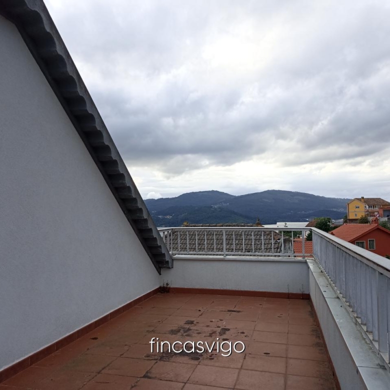 Casa con 3 viviendas en Redondela. Con entradas independientes.