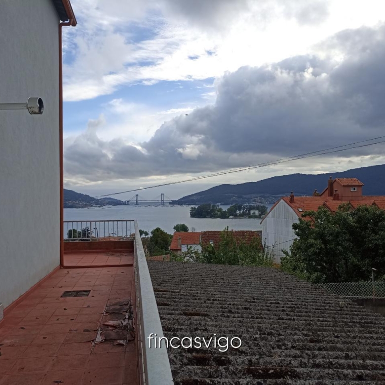 Casa con 3 viviendas en Redondela. Con entradas independientes.