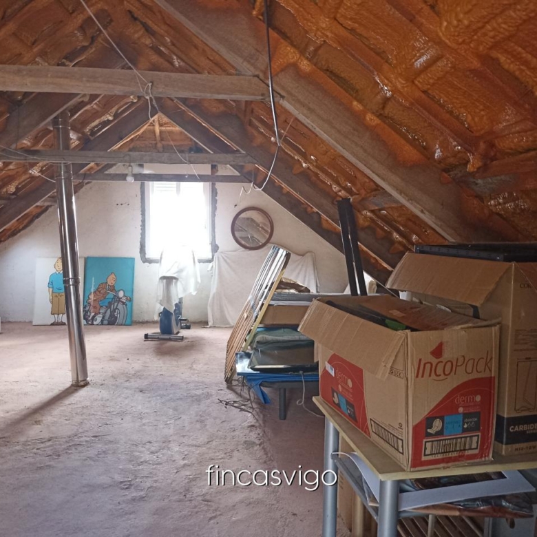 Casa con 3 viviendas en Redondela. Con entradas independientes.
