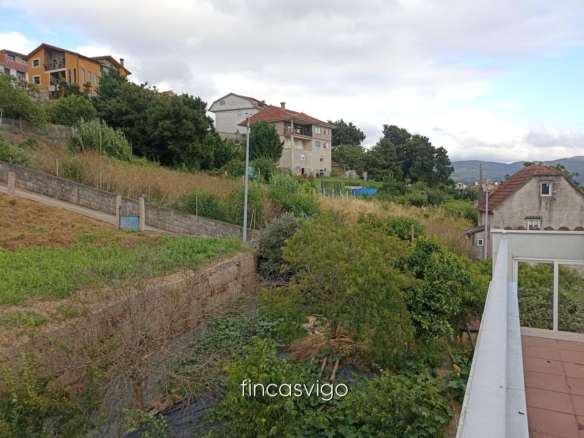 Casa con 3 viviendas en Redondela. Con entradas independientes.