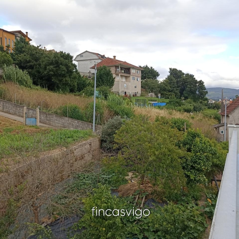 Casa con 3 viviendas en Redondela. Con entradas independientes.