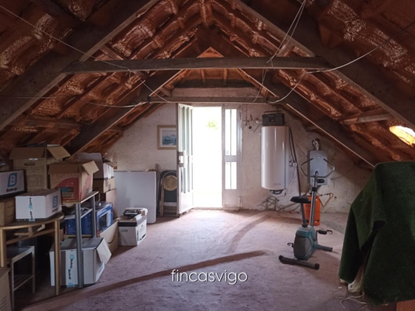 Casa con 3 viviendas en Redondela. Con entradas independientes.