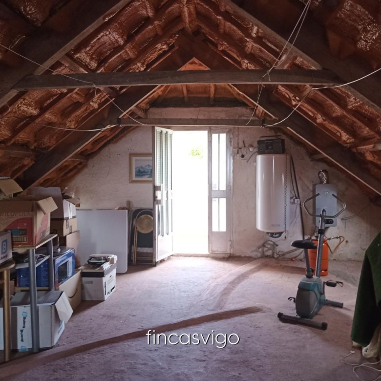 Casa con 3 viviendas en Redondela. Con entradas independientes.