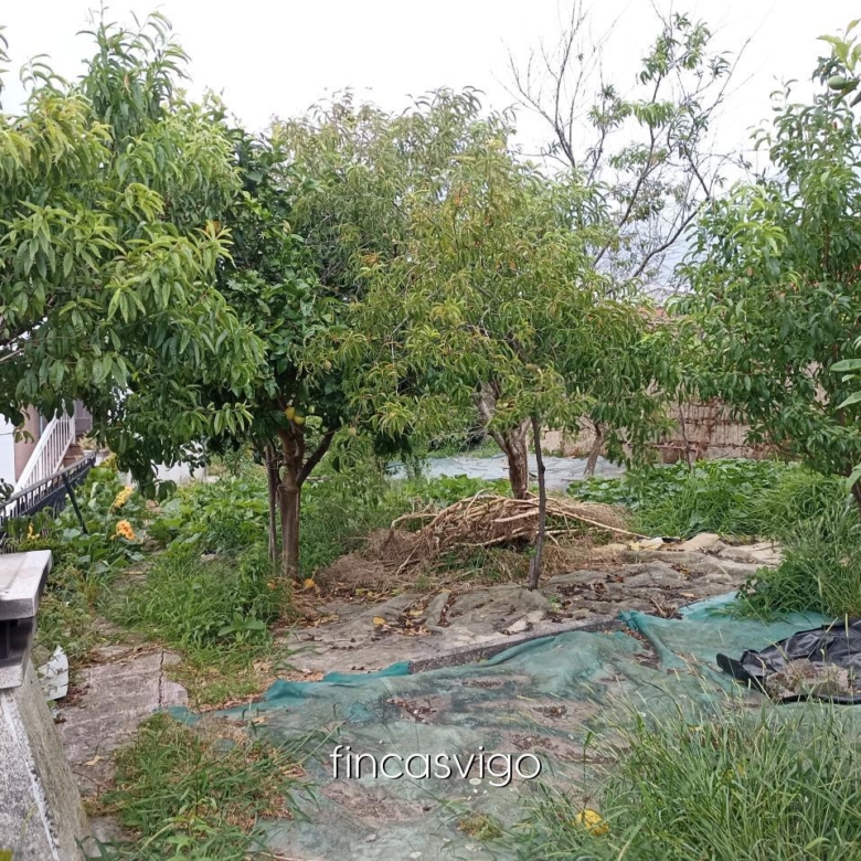 Casa con 3 viviendas en Redondela. Con entradas independientes.