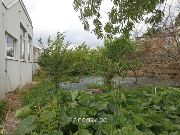 Casa con 3 viviendas en Redondela. Con entradas independientes.