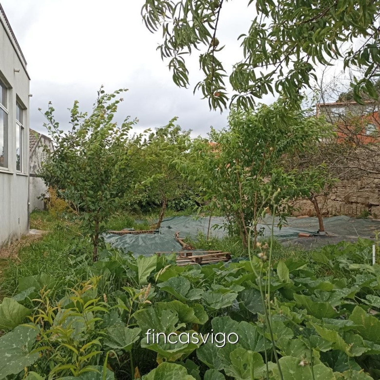 Casa con 3 viviendas en Redondela. Con entradas independientes.