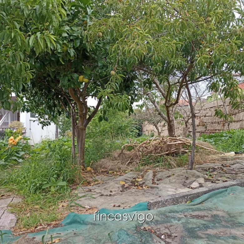 Casa con 3 viviendas en Redondela. Con entradas independientes.