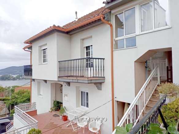 Casa con 3 viviendas en Redondela. Con entradas independientes.