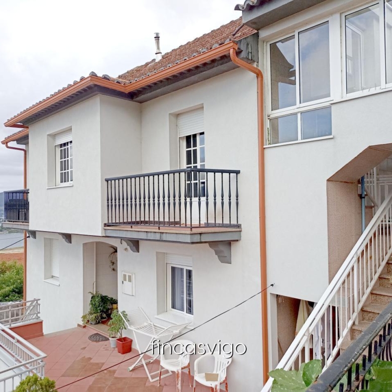 Casa con 3 viviendas en Redondela. Con entradas independientes.
