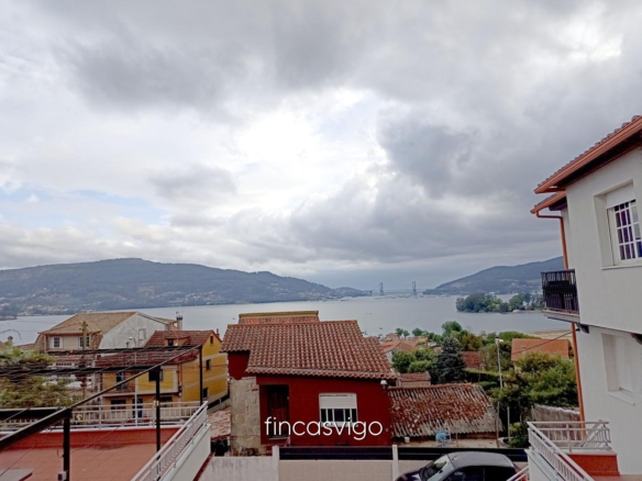 Casa con 3 viviendas en Redondela. Con entradas independientes.
