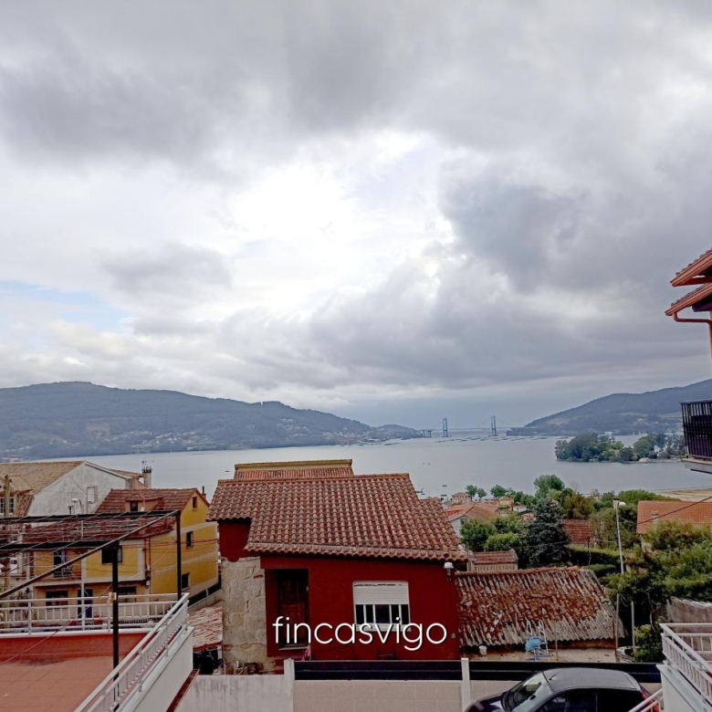 Casa con 3 viviendas en Redondela. Con entradas independientes.