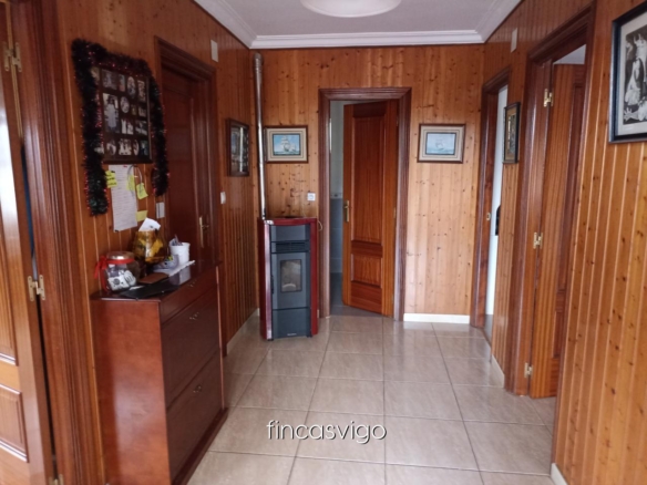 Casa con 3 viviendas en Redondela. Con entradas independientes.