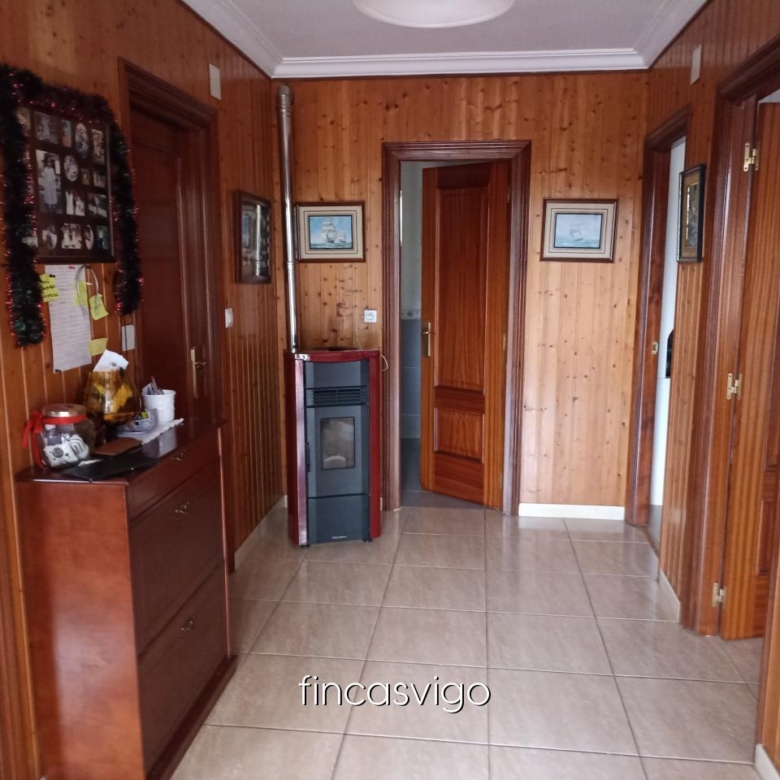 Casa con 3 viviendas en Redondela. Con entradas independientes.