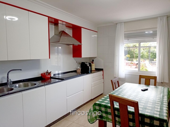 Casa con 3 viviendas en Redondela. Con entradas independientes.