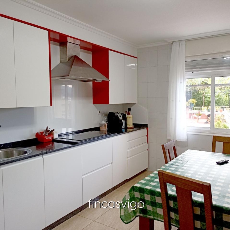 Casa con 3 viviendas en Redondela. Con entradas independientes.