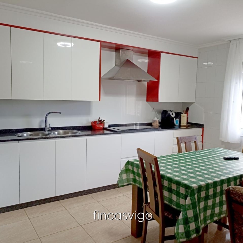 Casa con 3 viviendas en Redondela. Con entradas independientes.