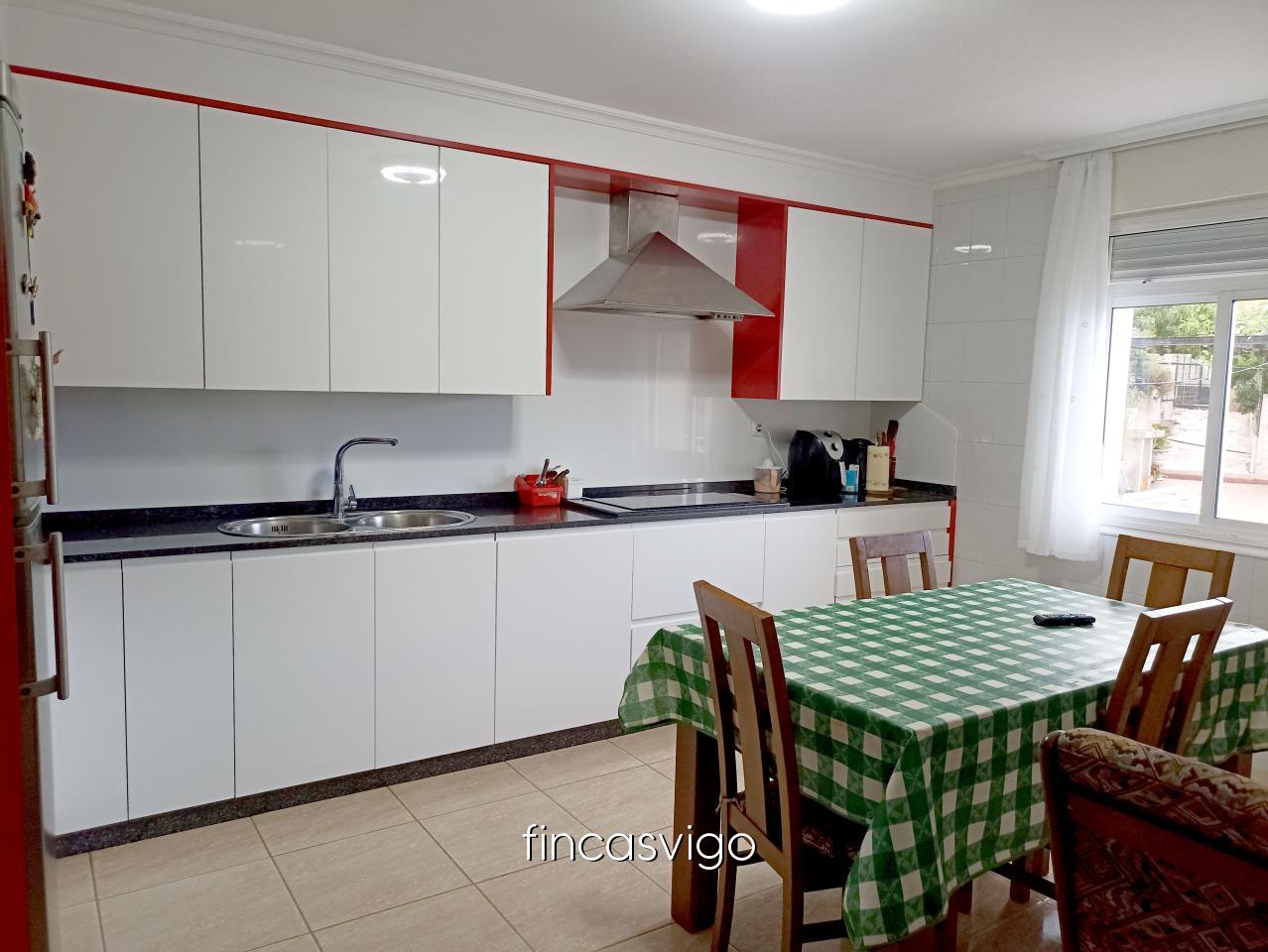 177971091156400044909_177971056575 Casa con 3 viviendas en Redondela. Con entradas independientes.