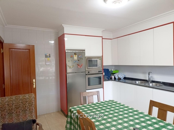 Casa con 3 viviendas en Redondela. Con entradas independientes.