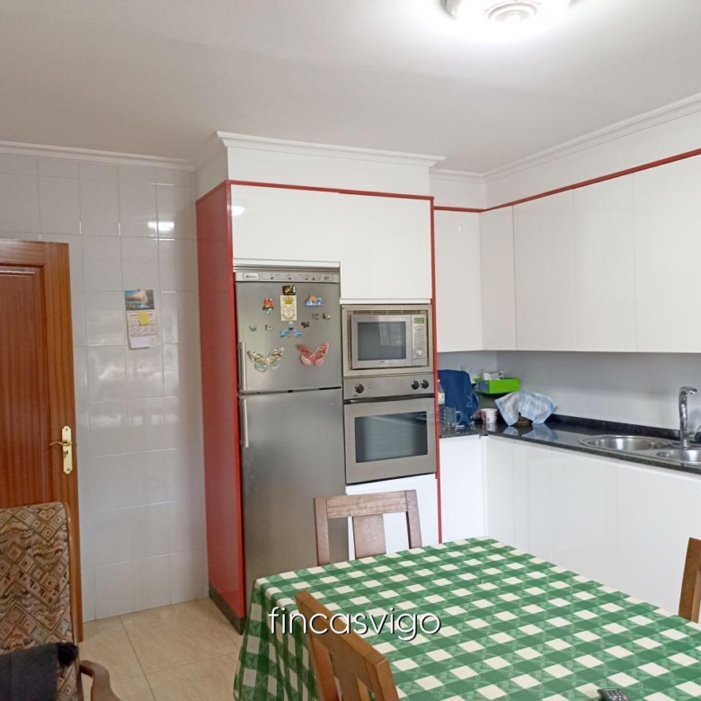 Casa con 3 viviendas en Redondela. Con entradas independientes.