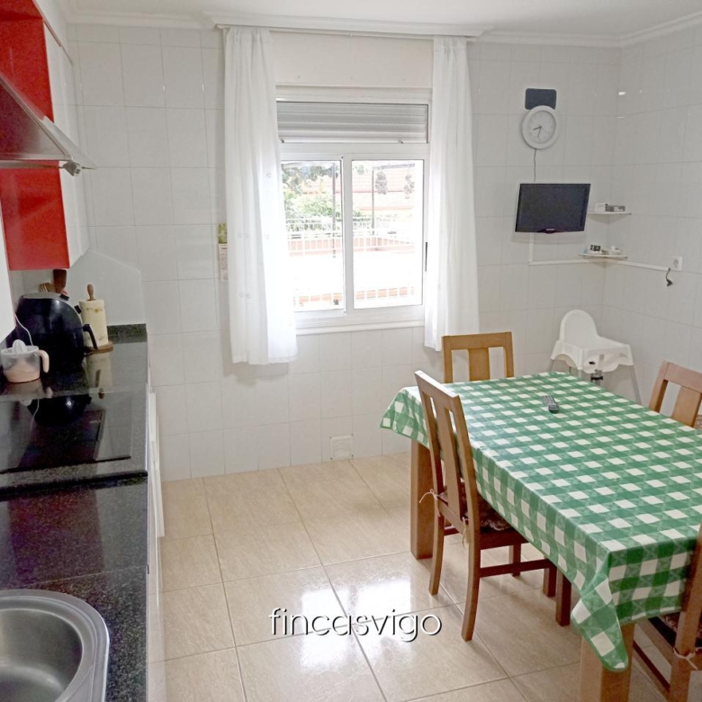 Casa con 3 viviendas en Redondela. Con entradas independientes.