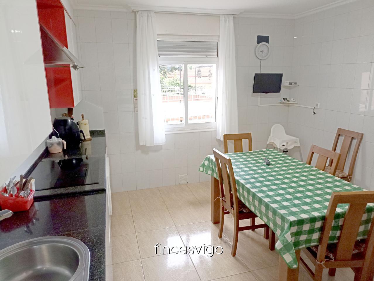 177971091294900044909_177971056613 Casa con 3 viviendas en Redondela. Con entradas independientes.
