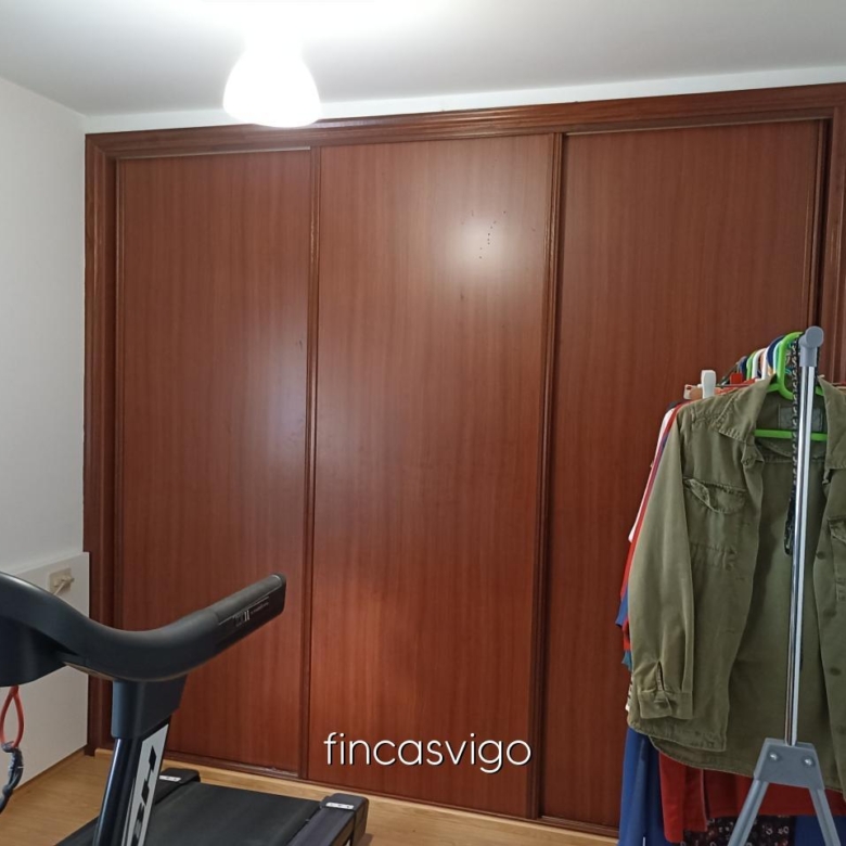 Casa con 3 viviendas en Redondela. Con entradas independientes.