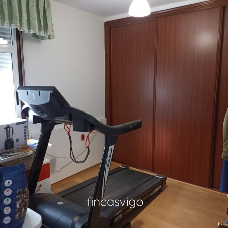 Casa con 3 viviendas en Redondela. Con entradas independientes.